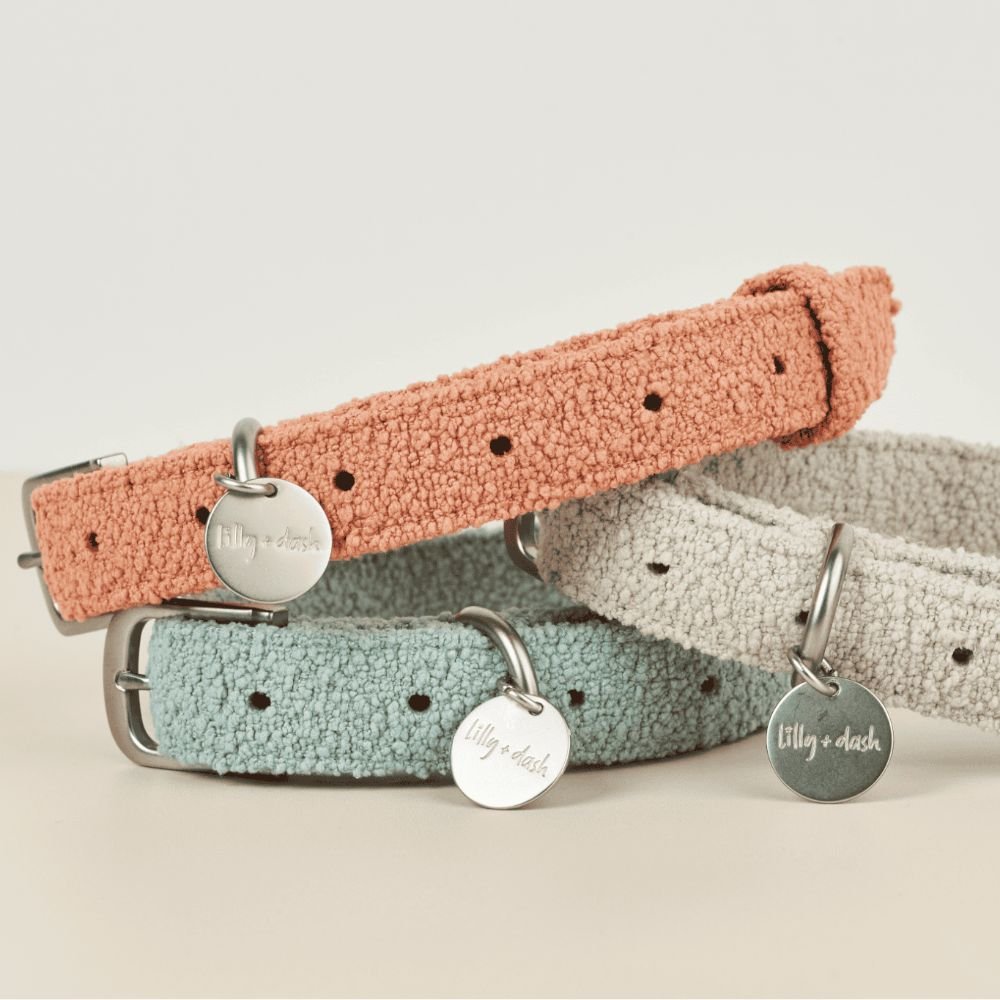 Lilly + Dash bouclé kutyanyakörv gravírozható bilétával – 3 méretben