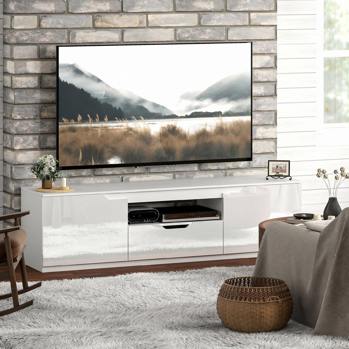 Modern fehér TV-állvány 160 cm, fényes előlapokkal és fiókkal
